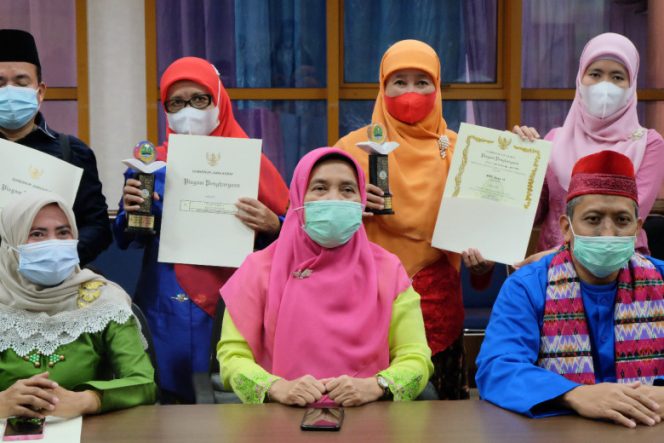 
					Para pengurus sekolah yang masuk dalam Adiwiyata Tingkat Kota saat berfoto bersama di Aula Lantai I Balai Kota Depok, belum lama ini. (Istimewa)