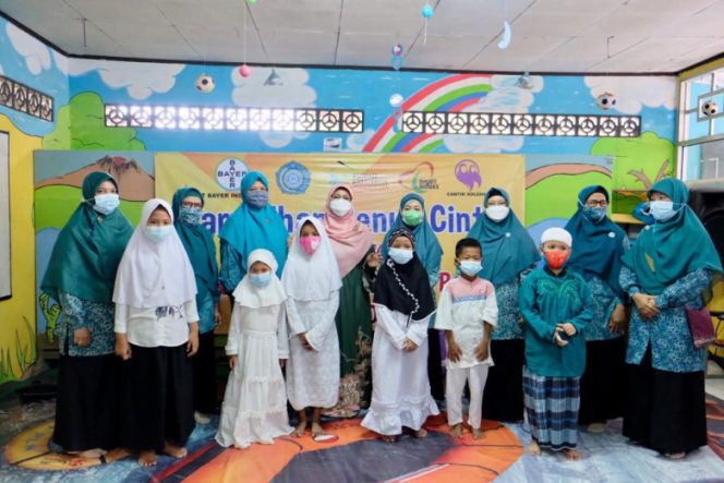 
					Ketua TP-PKK Kota Depok, Elly Farida bersama PKK Kecamatan Sukmajaya memberikan paket sembako dan santuni kaum duafa, Jumat (07/05/21).