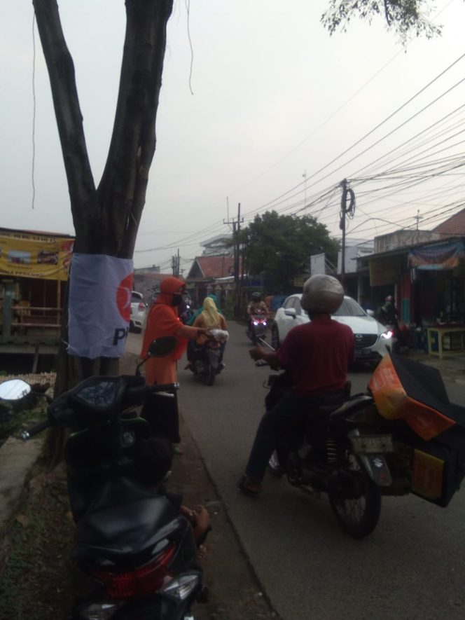 
					PKS Tapos Bagikan Takjil Gratis Ke Pengguna Jalan