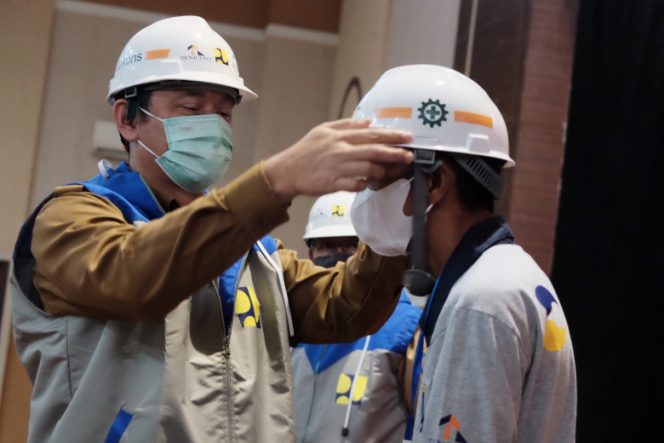 
					Kepala DPUPR Kota Depok Dadan Rustandi secara simbolis memakaikan helm proyek kepada peserta, sebagai salah satu tanda bahwa pelatihan tenaga terampil konstruksi dimulai, di Bumi Wiyata, Selasa (08/06/21). (Foto : JD 01/Diskominfo).
