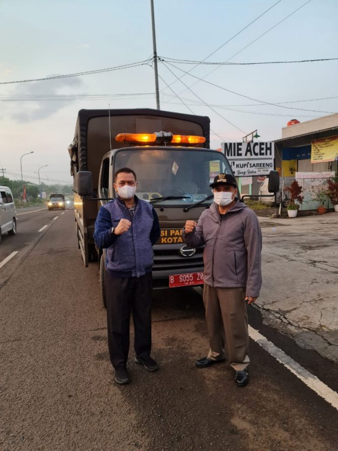 
					Plt. Camat Tapos, Anwar Nasihan (kiri) dan Lurah Leuwinanggung, Sanan Hidayat (kanan) saat penwetiban PKL di Jalan Akses Leuwinanggung- Nagrak- Cikeas, Minggu (14/06/21). (Foto : Istimewa).