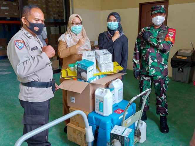 
					Salah satu perwakilan dari Puskesmas saat mengambil vaksin di Gudang Farmasi dengan didampingi TNI dan Polri. (Foto: Istimewa)