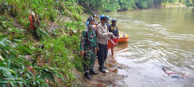 
					Anggota Arum Jeram Temukan Mayat di Pinggir Kali Ciliwung Depok