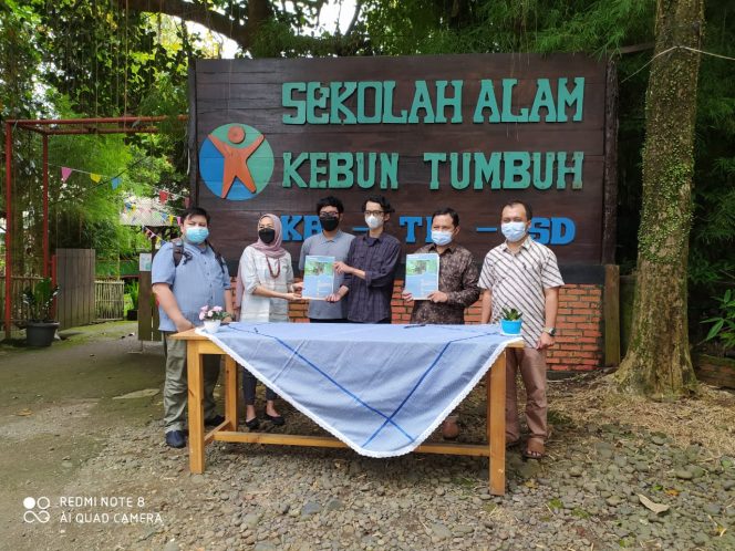 
					Kreatif Mural di Sekolah Alam Kebun Tumbuh