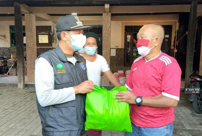 
					Camat Cimanggis, Abdul Rahman saat menyerahkan bantuan di dapur umum di Kelurahan Harjamukti. (Foto: istimewa).