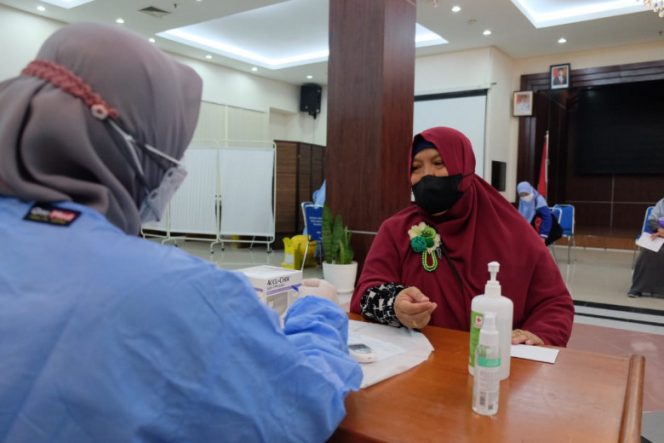 
					Salah satu pembimbing rohani saat menjalani skrining kesehatan sebelum menerima vaksin Covid-19.  (Foto:JD01) 