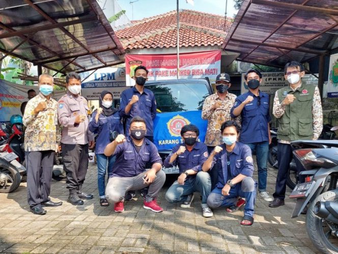 
					Lurah Dumek, Muhammad Sahal (pakai topi) saat  berfoto bersama Katar Duren Mekar. (Foto: istimewa).