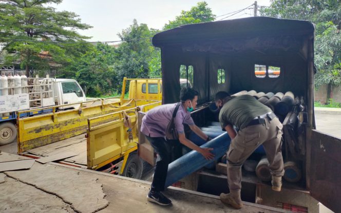 
					Armada Truk milik Satpol PP saat mengangkut Tabung Oksigen dari Rumah Sakit. (Foto: istimewa)