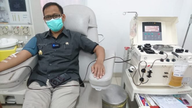 
					Wakil Wali Kota Depok Imam Budi Hartono saat melakukan pengambilan plasma konvalesen di UDD PMI Kota Depok, belum lama ini. (Foto: Diskominfo).