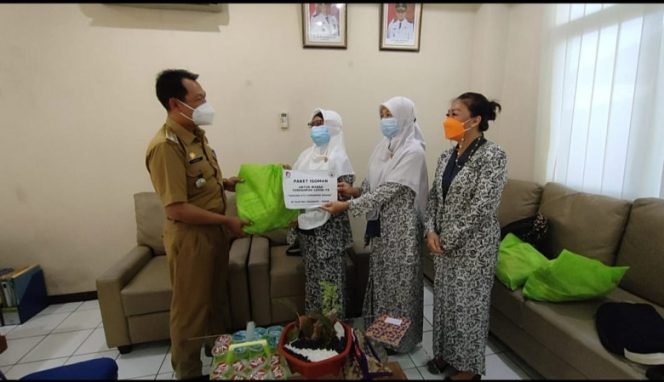 
					Camat Cimanggis Abdul Rahman saat menerima bantuan paket sembako dari IBI Ranting Cimanggis. (Foto: Istimewa)