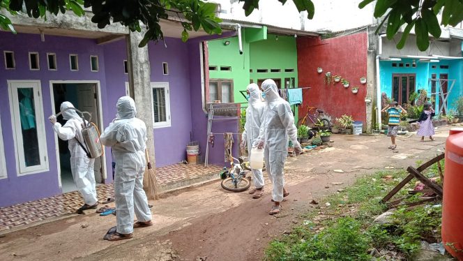 
					Cegah Covid, Berpakaian Hazmat Lengkap, Warga RT. 009 Rawadenok Semprotkan Disinfektan