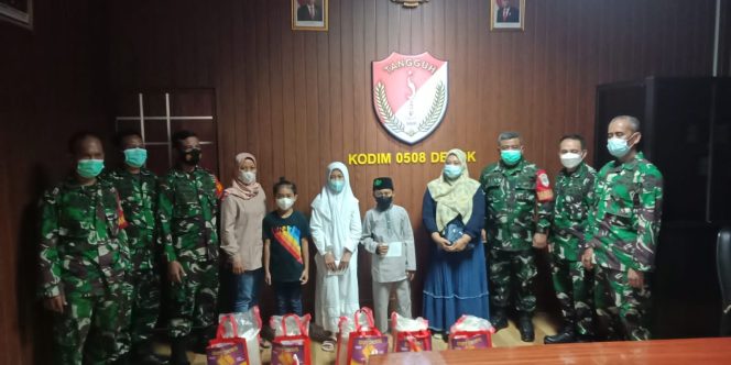 
					Kodim Depok Bagikan Daging Kurban dan Sembako Kepada Warga