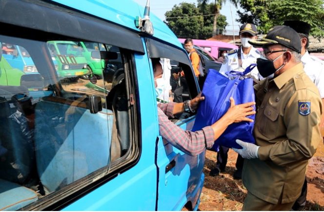 
					Wali Kota Depok Mohammad Idris saat memberikan bantuan paket sembako kepada sopir angkot di Pasar Pucung, Cilodong, Selasa (03/08/21). (Foto: Diskominfo)
