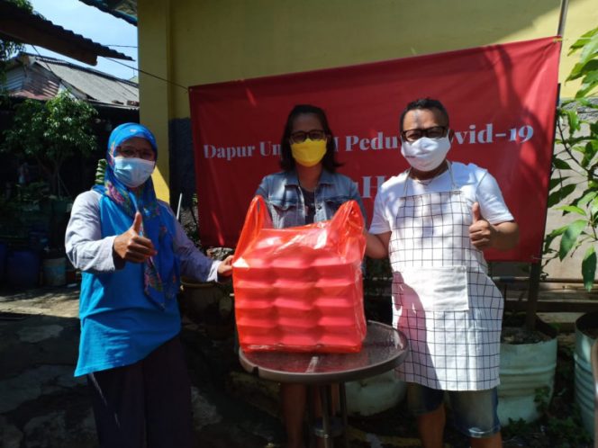 
					Pendiri Dapur Umum, Hari Sempulur bersama istrinya menyerahkan makanan kepada pengurus lingkungan, untuk dibagikan ke warga yang menjalani isolasi mandiri di RT 02 RW 09 Kelurahan Depok, Kecamatan Pancoran Mas, Jumat (06/08/21). (Foto: JD 05/Diskominfo).
