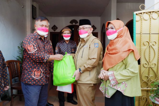 
					Wali Kota Depok, Mohammad Idris saat memberikan secara simbolis paket sembako untuk veteran, di Jalan Mandai 3, Kalurahan Abadi Jaya, Kelurahan Sukmajaya. (Foto: Diskominfo).