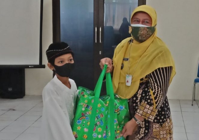 
					Lurah Pasir Gunung Selatan (PGS) saat menyerahkan santunan kepada anak yatim di aula Kantor Kecamatan Cimanggis. (Foto: Istimewa)