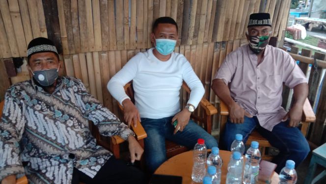 
					(Kuasa Hukum Tengah Mansyur Arsyad dan didampingi Tokoh Bima)