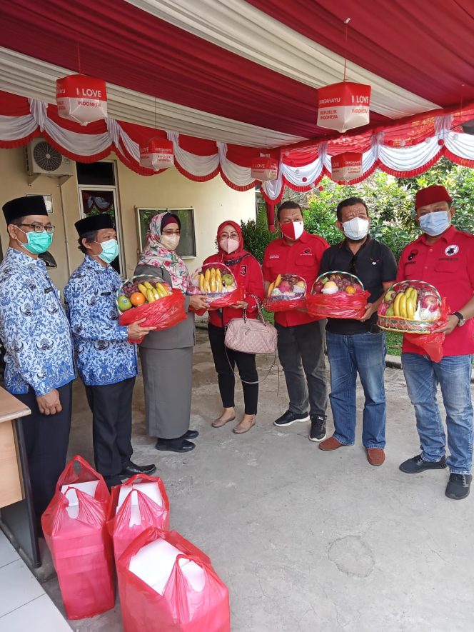 
					HUT RI ke-76 PDI Perjuangan Depok Gelar Aksi Simpatik