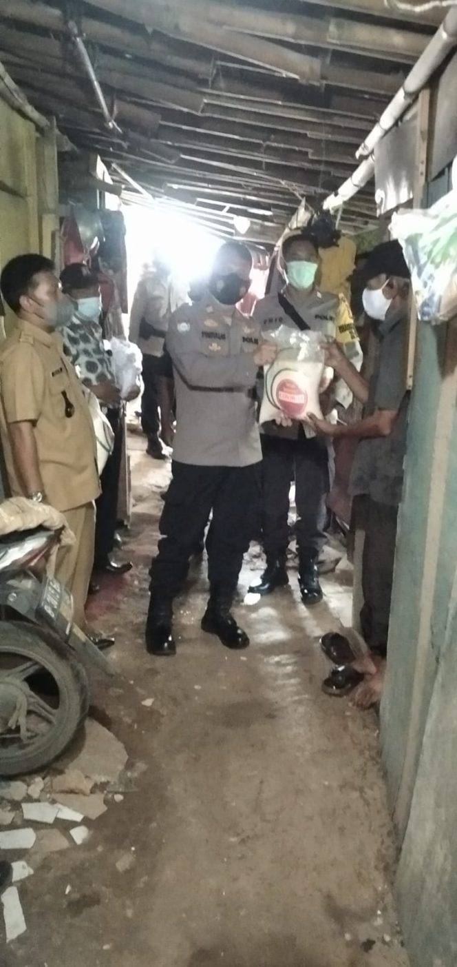 
					Polsek Sukmajaya Salurkan 300 Kilogram Beras ke Warga