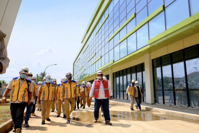 
					Wakil Wali Kota Depok, Imam Budi Hartono, meninjau pembangunan RSUD Wilayah Timur di Jalan Raya Tapos, Kelurahan Cimpaeun, Kecamatan Tapos, Senin (13/09/21). (Foto: JD 04/Diskominfo).