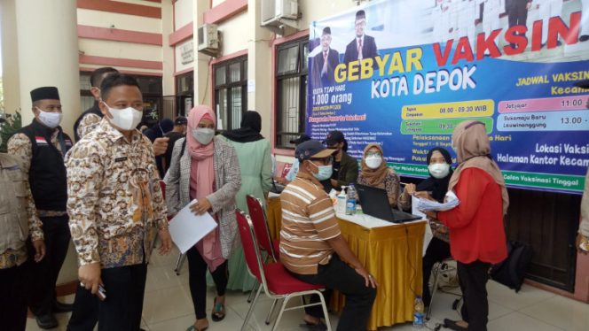 
					Sekretaris Daerah (Sekda) Kota Depok, Supian Suri saat meninjau Gebyar Vaksinasi Kota Depok di Kecamatan Tapos, (JD01)