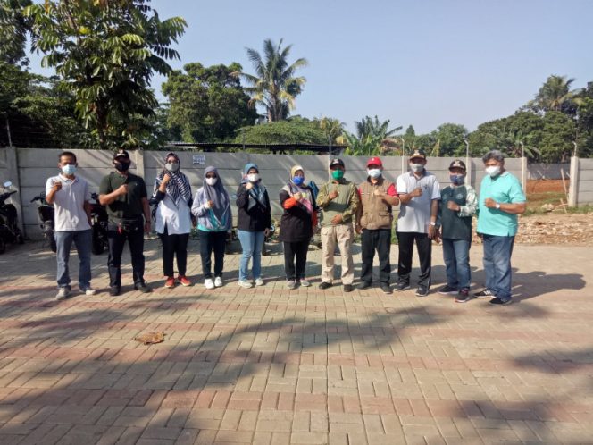 
					Camat Cilodong, Supomo bersama Dinas PUPR Kota Depok dan Pokdarwis bersiap untuk membersihkan tanaman liar dan sampah di Situ Cilodong, Sabtu (18/09/21). (Foto: istimewa).