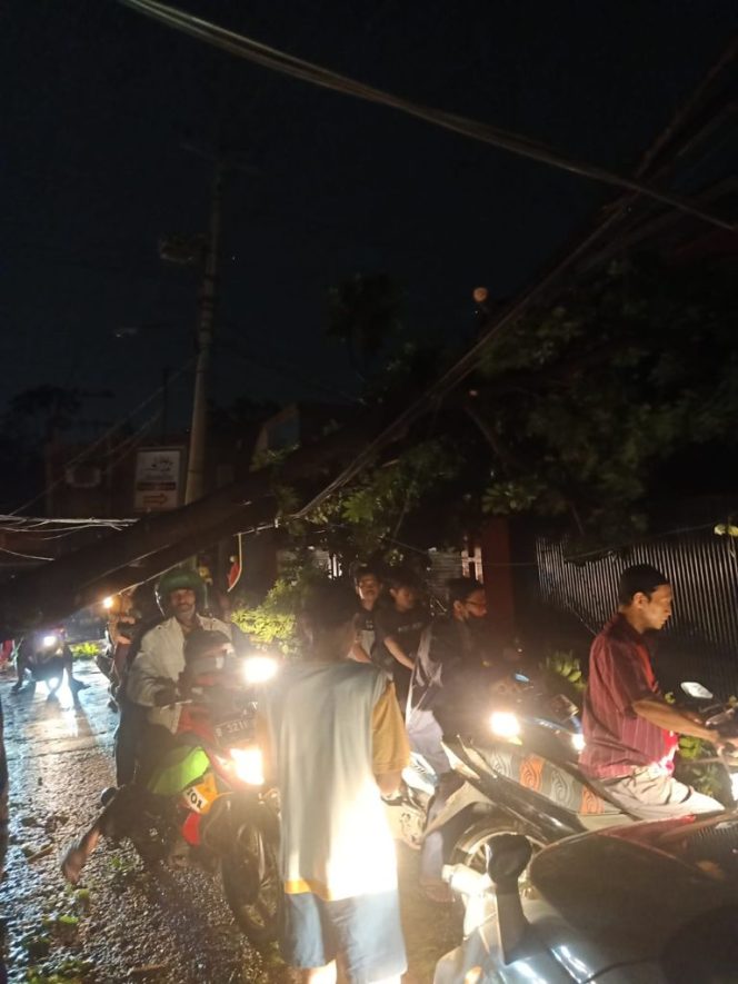 
					Akibat Hujan dan Angin Kencang, Beberapa Tiang Listrik di Wilayah Kota Depok Tumbang