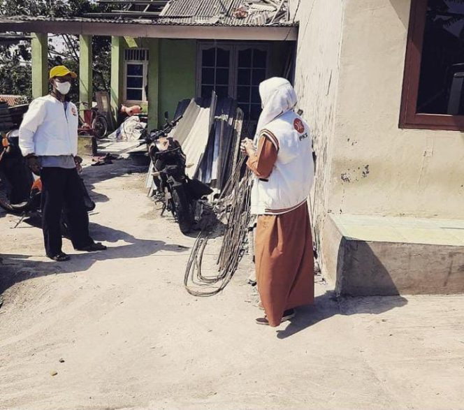 
					Aleg PKS Depok Farida Rachmayanti Tinjau 5 Rumah di Terdampak Hujan dan Angin Kencang di Kecamatan Limo