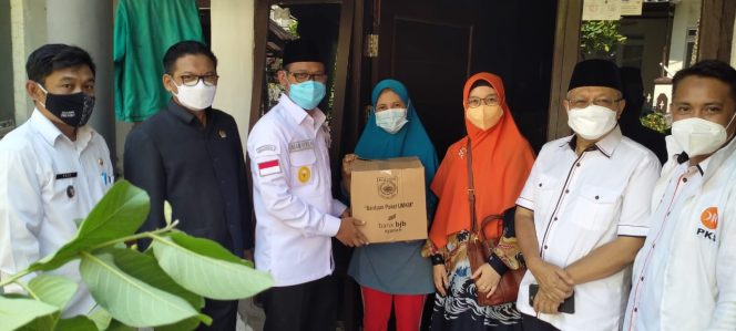 
					Wakil Wali Kota Depok Bersama Aleg PKS DPR RI, Aleg Propinsi dan Ketua DPRD Depok Kunjungi Rumah yang Rusak di Sukmajaya