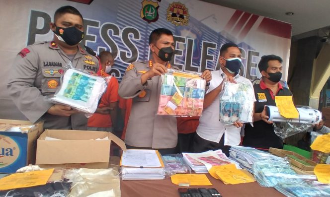 
					Polsek Cimanggis Kota Depok Amankan Komplotan Pengedar Uang Palsu