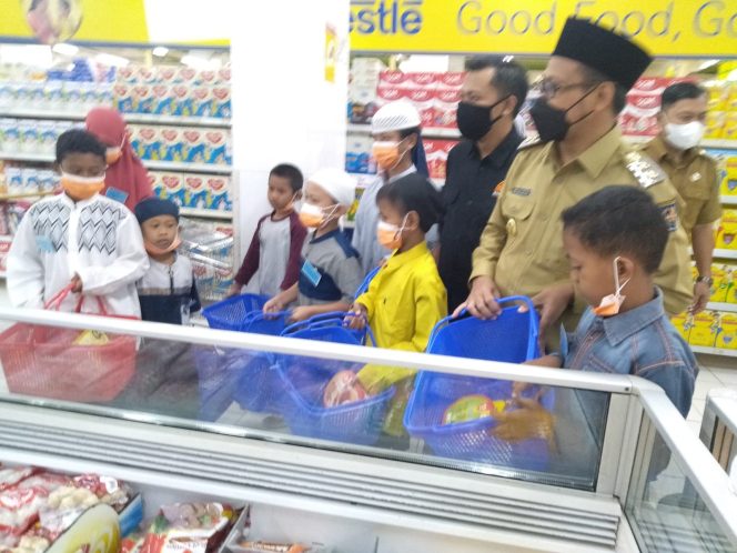 
					Dihadiri Wakil Wali Kota Depok, Yayasan Khadimul Ummah Madani Traktir Belaja 100 Anak Yatim Di Tip Top Supermarket