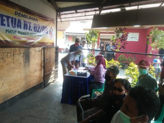 
					Tetap Menjaga Prokes dan Berlangsung Demokratis Warga Harjamukti Depok Gelar Pemilihan Ketua RT