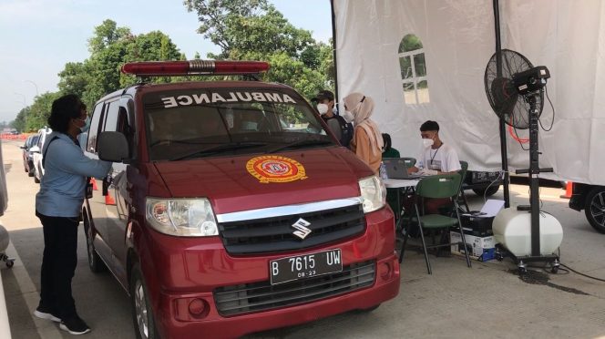 
					Kejar Vaksin Drive Thru di Tol Jagorawi, Warga Meluncur Pakai Ambulance