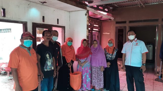 
					Peduli Masyarakat, PKS Ranting Kelurahan Tapos Berikan Bantuan kepada Korban Kebakaran di Kebayunan