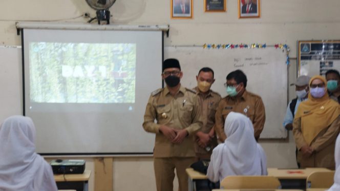 
					Wakil Wali Kota Depok, Imam Budi Hartono, saat meninjau kegiatan Pembelajaran Tatap Muka Terbatas (PTMT) hari pertama di SMAN 3 Depok, Kecamatan Sukmajaya, Senin (04/10/12). (Foto: Diskominfo)