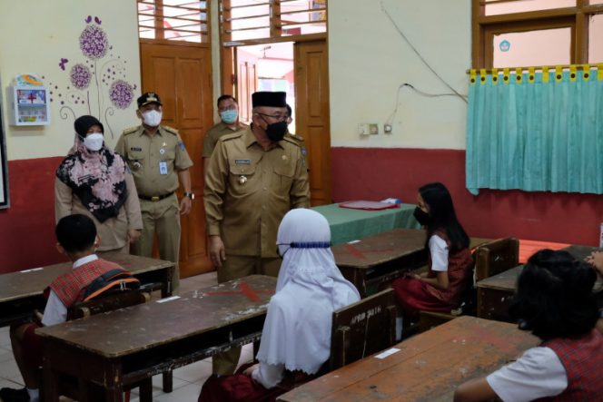 
					Wali Kota Depok, Mohammad Idris saat meninjau prokes pada  PTMT di SDN Sukatani 7, Kecamatan Tapos, Senin (04/10/21). (Foto : JD 01/Diskominfo)