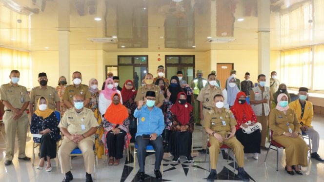 
					Wakil Wali Kota, Imam Budi Hartono bersama para peserta pembinaan lansia di Kecamatan Sawangan. (Foto : Diskominfo)