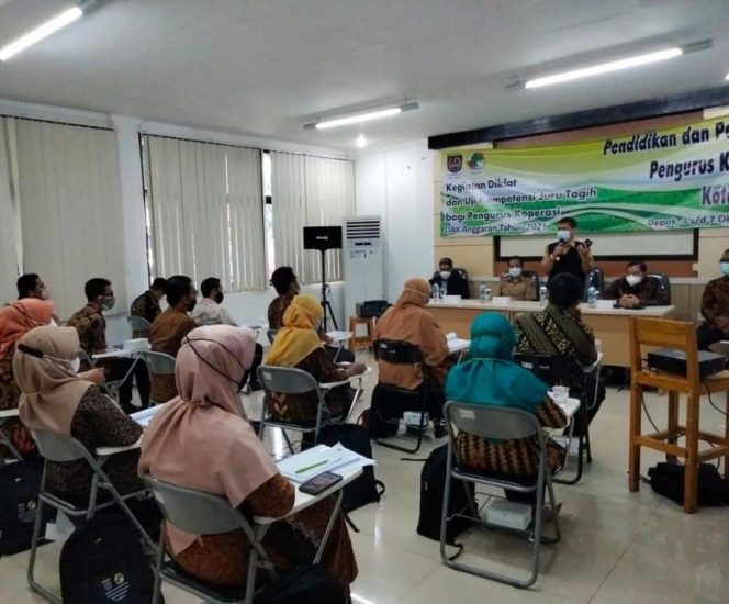 
					Suasana Pendidikan dan Pelatihan juru tagih pengurus koperasi yang digelar DKUM Kota Depok di Gedung Balatkop Kota Depok, Kelurahan Abadijaya, Kecamatan Sukmajaya. (Foto : Istimewa)