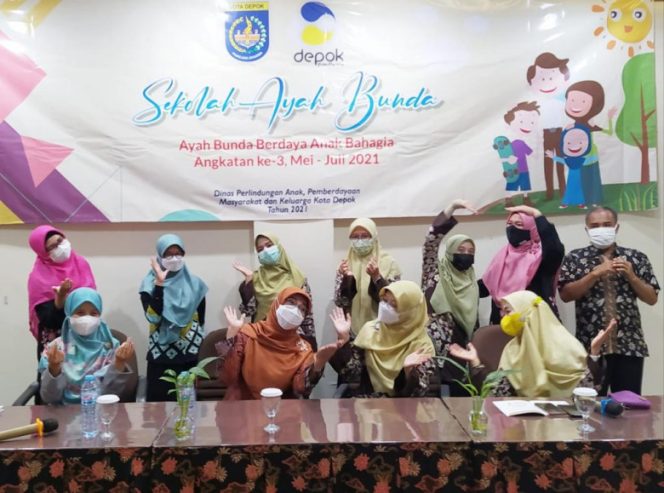 
					Bunda Elly Farida menghadiri kegiatan Sekolah Ayah Bunda yang diluncurkan DPAPMK Kota Depok, belum lama ini. (Foto: JD 05/Diskominfo)