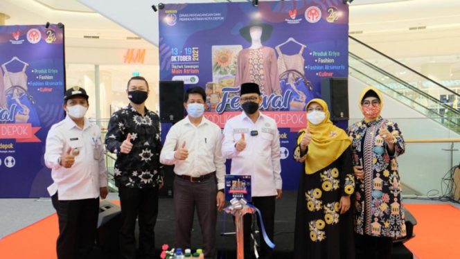
					Wakil Wali Kota Depok, Imam Budi Hartono bersama Ketua Dekranasda Kota Depok, Elly Farida dan Kepala Disperdagin Kota Depok, Zamrowi saat pembukaan Festival Produk Kreatif Kota Depok, di The Park Sawangan, Rabu (13/10/21). (Foto: JD 04/Diskominfo)
