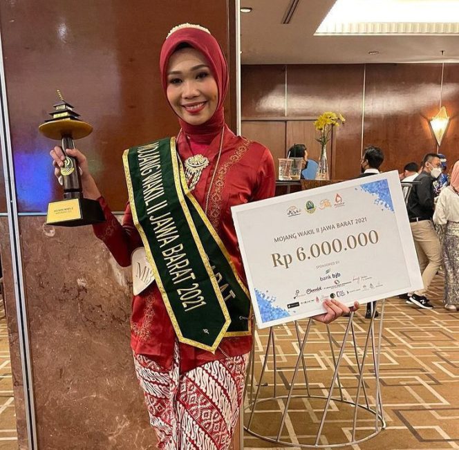 
					Risya Cahya Fadhila usai mendapat predikat sebagai Mojang Wakil 2 JawaBarat 2021.(Foto: Istimewa)