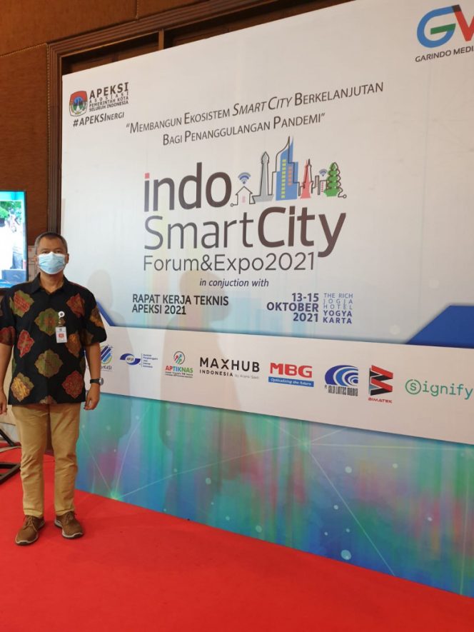 
					Asisten Ekonomi dan Pembangunan pada Sekretariat Daerah Kota Depok, Sidik Mulyono, saat berada di kegiatan Indo Smart City Forum dan Expo yang dirangkai dengan rapat kerja teknis Asosiasi Pemerintah Kota Seluruh Indonesia (APEKSI), di The Rich Hotel Jogya, Yogyakarta,  Kamis (14/10/21). (Foto: Istimewa).