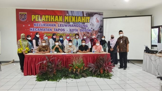 
					Foto bersama perwakilan peserta Pelatihan Menjahit Kelurahan Leuwinanggung di Kinasih Resort and Confrence, Kecamatan Tapos, Jumat (15/10/21). (Foto : Diskominfo)