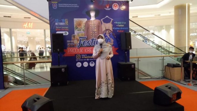 
					Ketua Dekranasda Kota Depok, Elly Farida saat memberikan sambutan pada Fashion Event di Main Atrium, The Park Sawangan, Kecamatan Bojongsari, Sabtu (16/10/21). (Foto: Diskominfo)