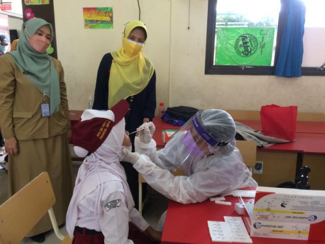 
					Pelaksanaan tes swab antigen yang dilakukan kepada siswa SDN Curug 2 Kecamatan Cimanggis. (Foto: Istimewa)