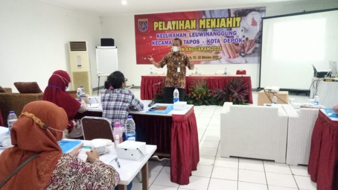 
					Kepala Seksi Pengembangan Usaha Mikro pada Bidang Pemberdayaan dan Pengembangan Usaha Mikro (DKUM) Kota Depok, Nuryanto saat memberikan materi kepada peserta Pelatihan Menjahit Kelurahan Leuwinanggung di Kinasih Resort and Confrence, Kecamatan Tapos, Senin (18/10/21). Foto : (Diskominfo).