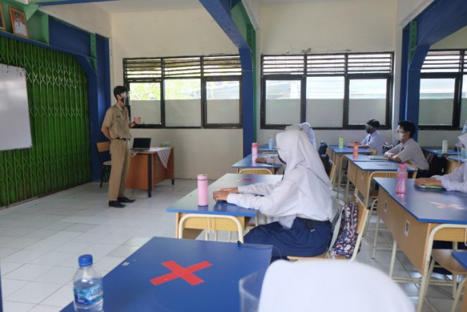 
					Unit Pelaksana Teknis Dinas (UPTD) SMPN 18 Depok melakukan simulasi sebelum diterapkannya Pembelajaran Tatap Muka Terbatas (PTMT) di Lingkungan SMPN 18 Depok, Kelurahan Serua, Kecamatan Bojongsari, Selasa (28/09/21). (JD01/Diskominfo)