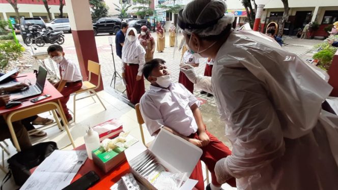 
					Pelaksanaan swab antigen di SDN Depok 1 Kelurahan Depok Kecamatan Pancoran Mas. (Foto: Istimewa)