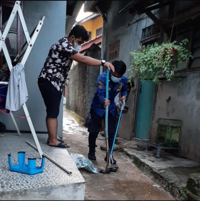 
					Petugas Damkar dan Penyelamatan Kota Depok saat mengevakuasi ular di pemukiman warga di Kecamatan Beji. (Foto : DIskominfo)