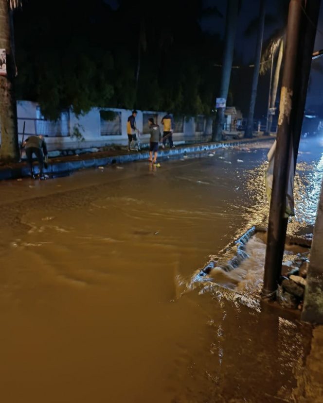
					Satgas DPUPR Kota Depok melakukan penanganan banjir berupa pengangkatan sampah di saluran Cabang Barat di Kelurahan Mampang, Kecamatan Pancoran Mas, Selasa (19/10/21). (Foto: istimewa)
